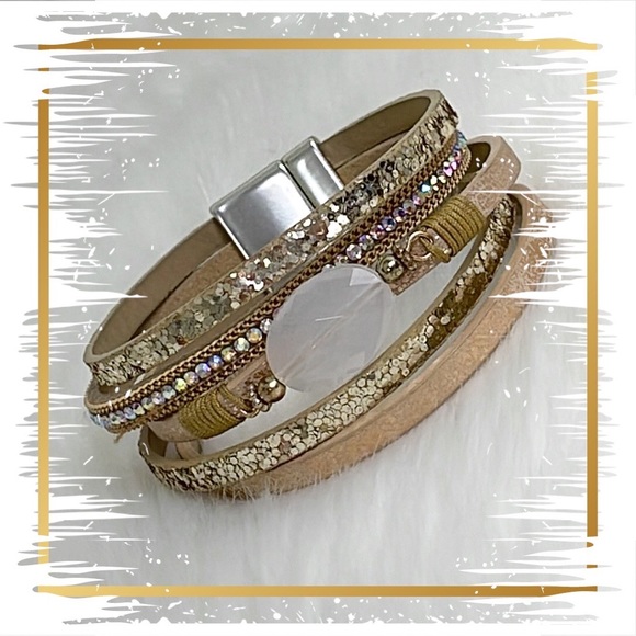 Jewelry - 💕Beautiful Fashion Bracelet Gold and Rosegold Magnetic Clasp💕